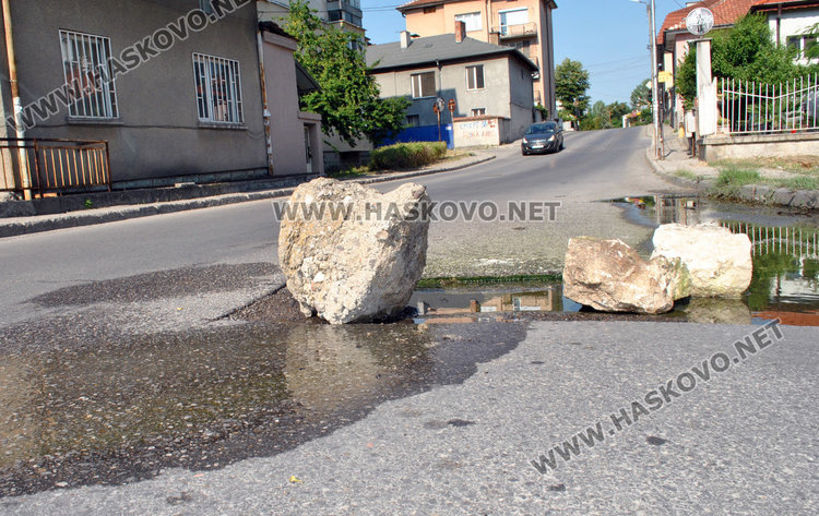 С камъни обезопасиха дупка и авария на хасковската улица "Дунав"