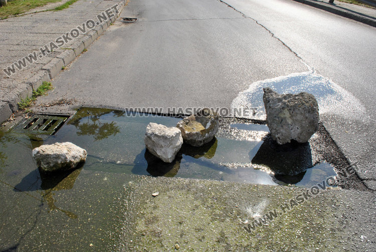 С камъни обезопасиха дупка и авария на хасковската улица "Дунав"