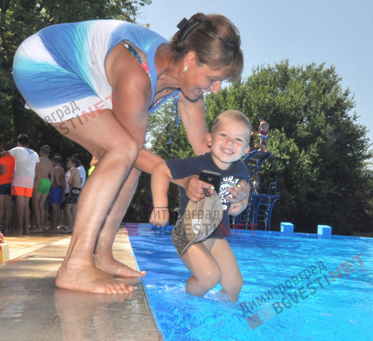 Димитровградския басейн отвори врати - за деца безплатно, за младежи 1лв., за възрастни 3лв. на ден