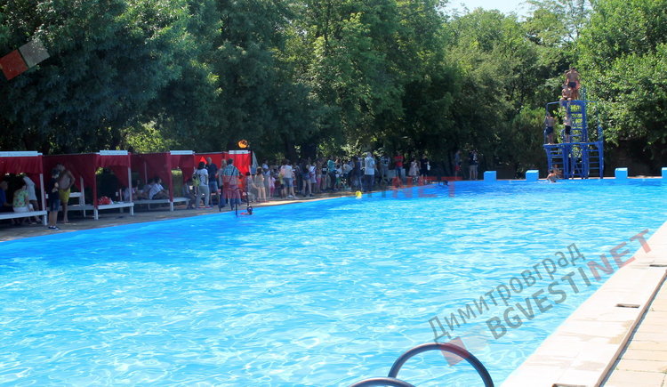 Димитровградския басейн отвори врати - за деца безплатно, за младежи 1лв., за възрастни 3лв. на ден