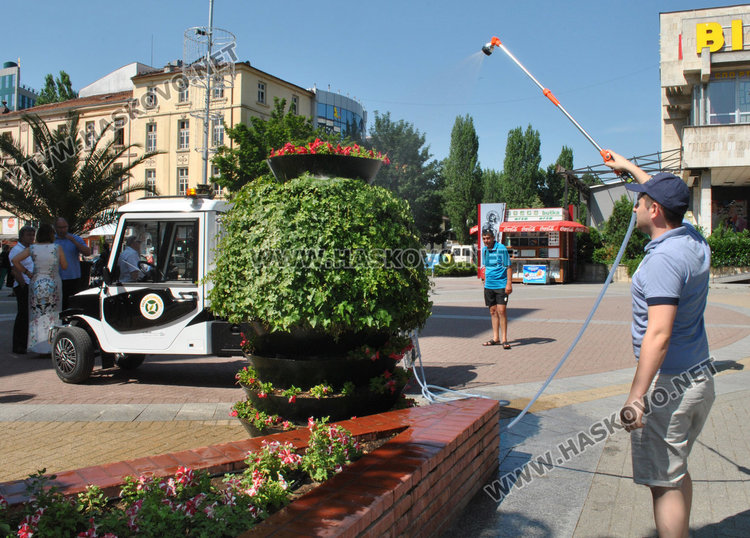 "Екопрогрес" получи електрокамионче за поливка и извозване на боклук в Хасково