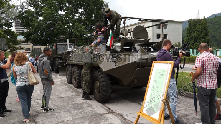 Бойни машини и техника показа армията ни в Смолян в националната кампания за професионални войници