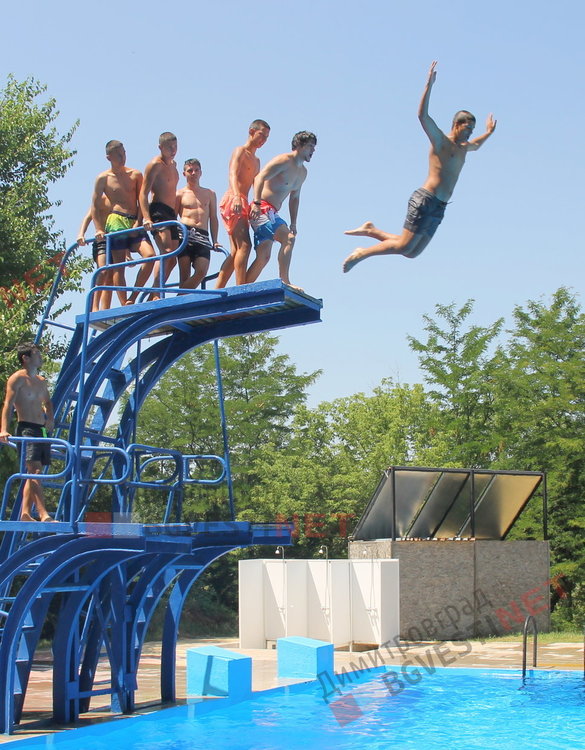 Димитровградския басейн отвори врати - за деца безплатно, за младежи 1лв., за възрастни 3лв. на ден