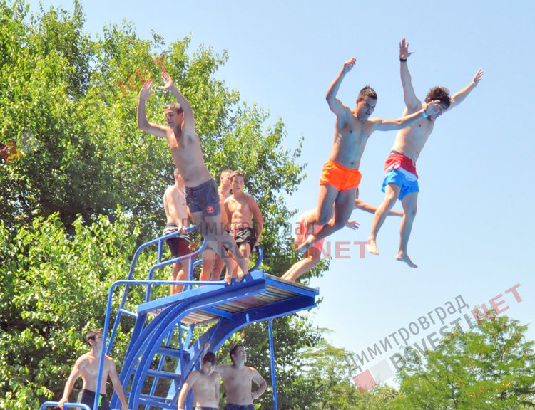 Димитровградския басейн отвори врати - за деца безплатно, за младежи 1лв., за възрастни 3лв. на ден