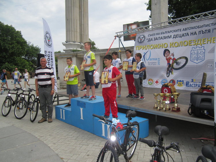 Първомайските колоездачи се "бетонираха" на второто място
