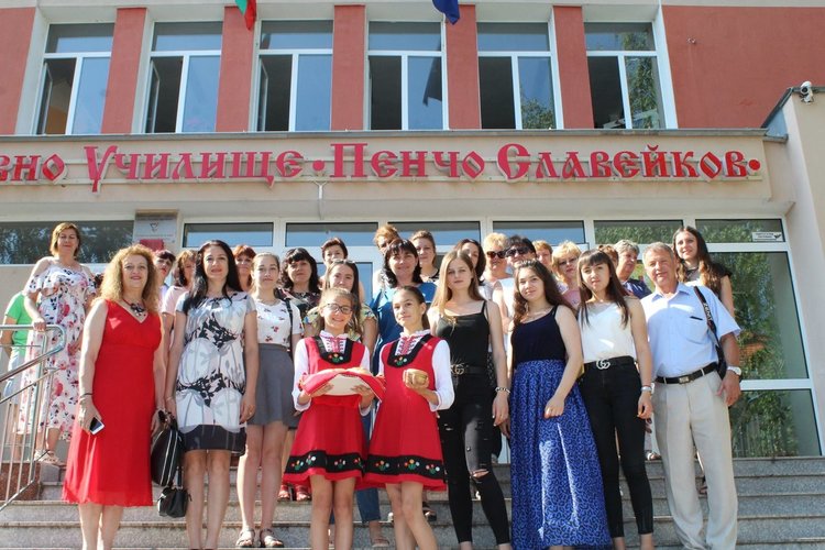 ОУ „Пенчо Славейков“ посрещна гости от най-старата българска гимназия