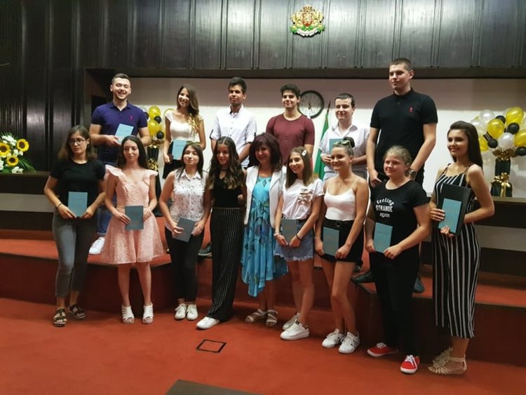 Златаровци получиха дипломите си