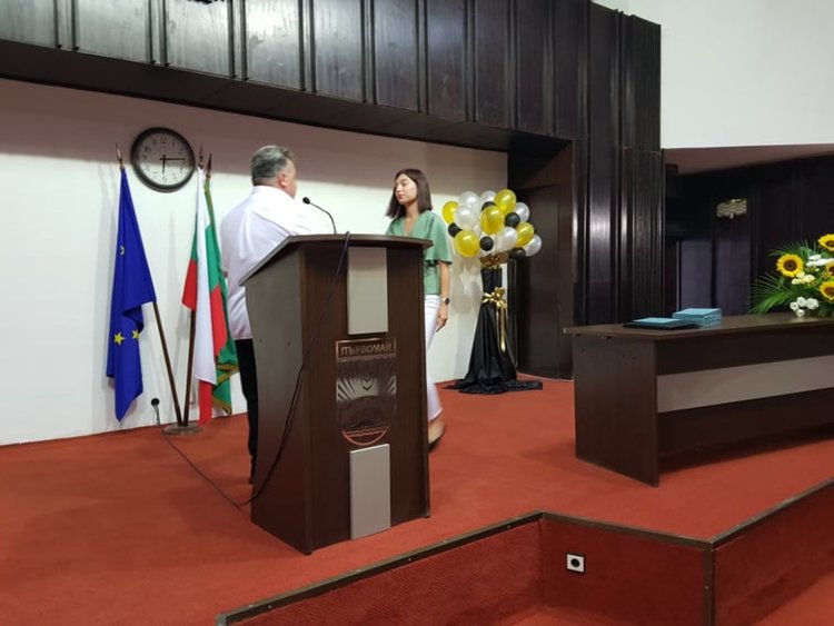 Златаровци получиха дипломите си