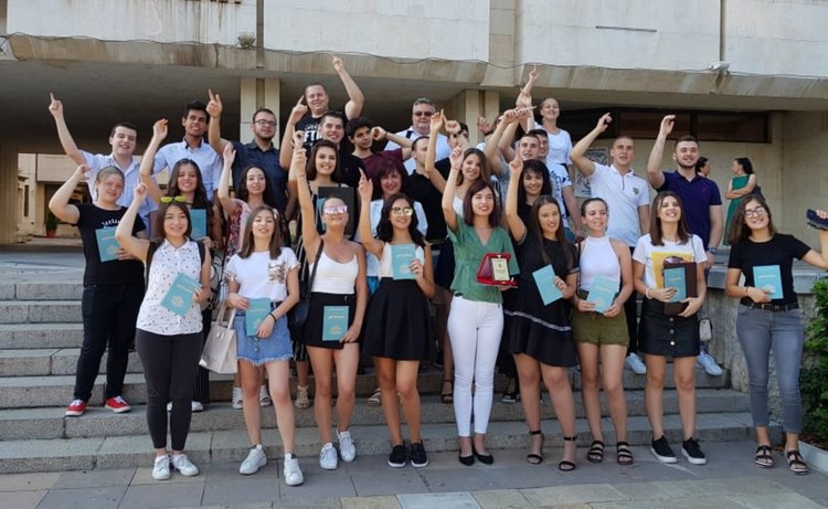 Златаровци получиха дипломите си