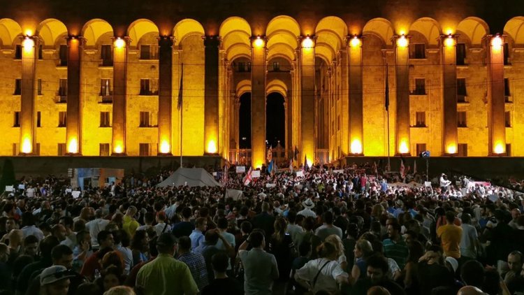 Брутално: 70 ранени на масов протест пред парламента в Грузия