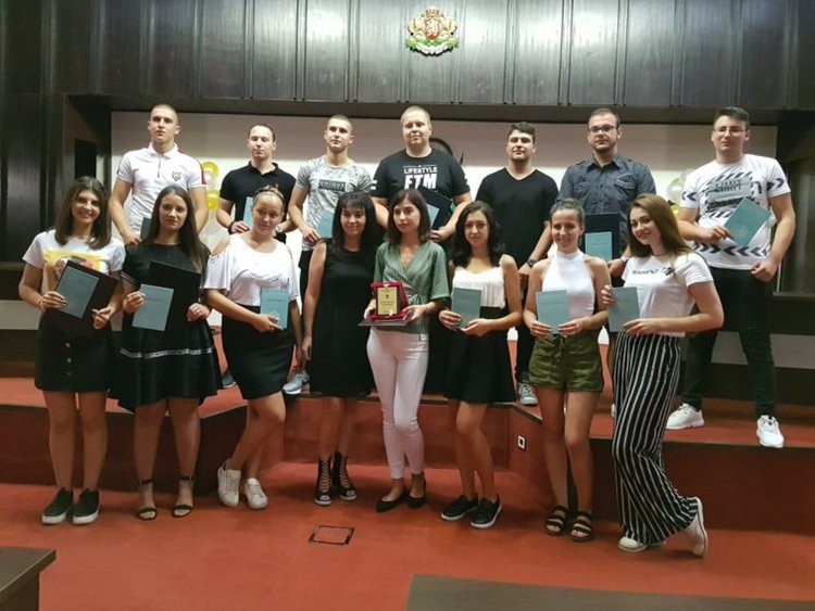 Златаровци получиха дипломите си