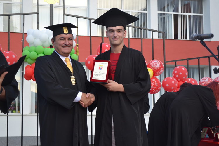 Випуск 2019 на "Славейков" получи дипломите си