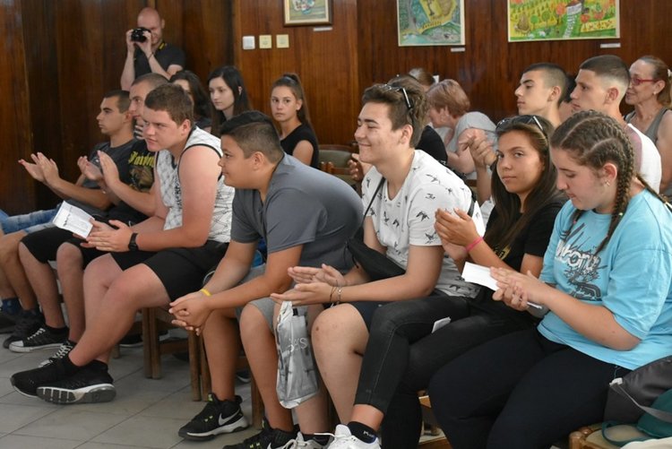 Ученици от ПГ "Цар Иван Асен II" четоха Рибния буквар