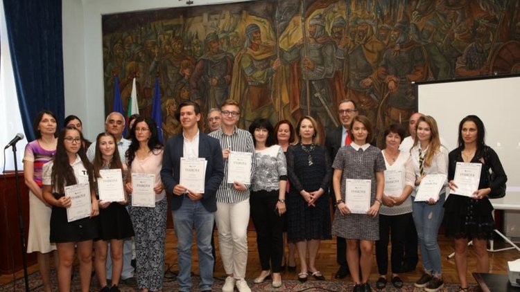 Ученички с разработка за Възродителния процес спечелиха Националния исторически конкурс