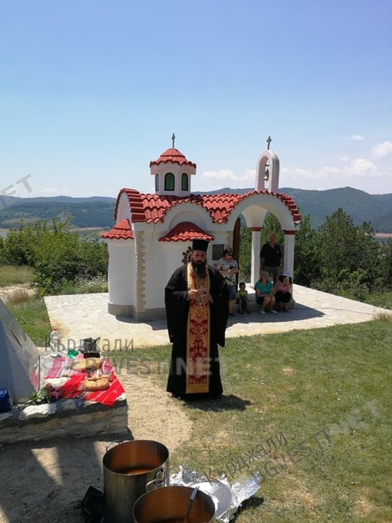 Капсула с послание към идните поколения вградиха под кръста над Главатарци