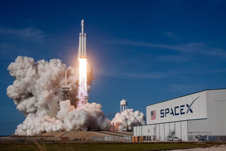 Най-мощната ракета Falcon Heavy излита в най-трудната мисия досега