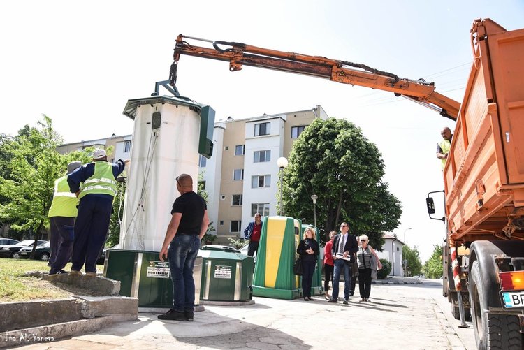 Начина за изпразването на контейнерите - снимка от гр. Козлодуй