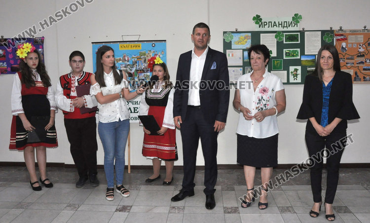 Ученици показаха красотата на Европа в изложба от колажи