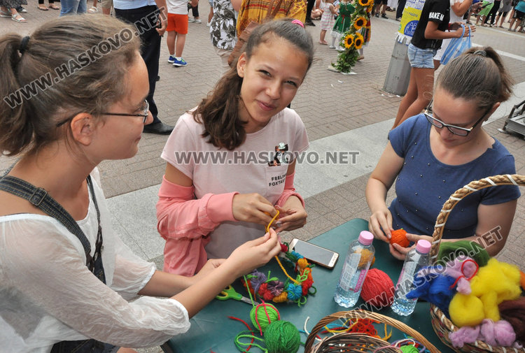 Фолклорен концерт и еньовденска украса в първия ден на "Хасково срещу дрогата"
