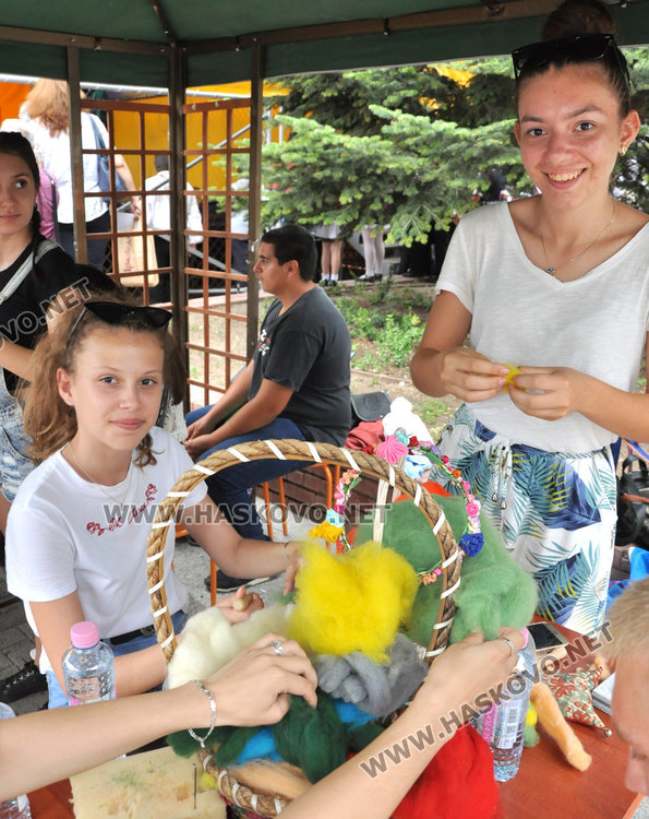 Фолклорен концерт и еньовденска украса в първия ден на "Хасково срещу дрогата"