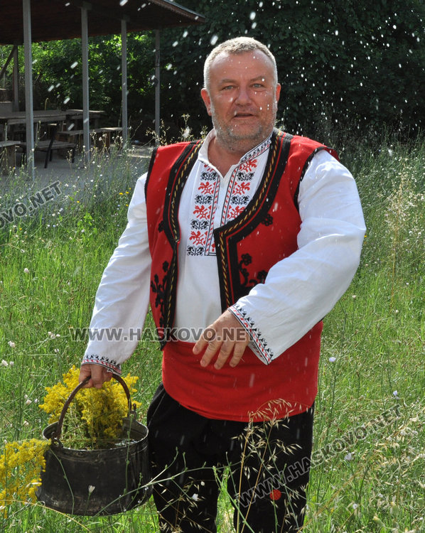 Самодейци набраха букет от билки на Еньовден. Пилите от чая почти не боледуват