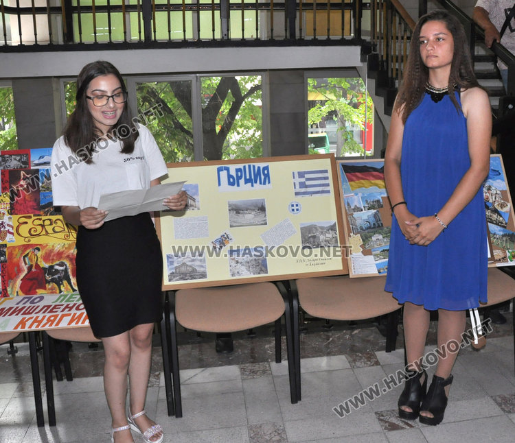 Ученици показаха красотата на Европа в изложба от колажи