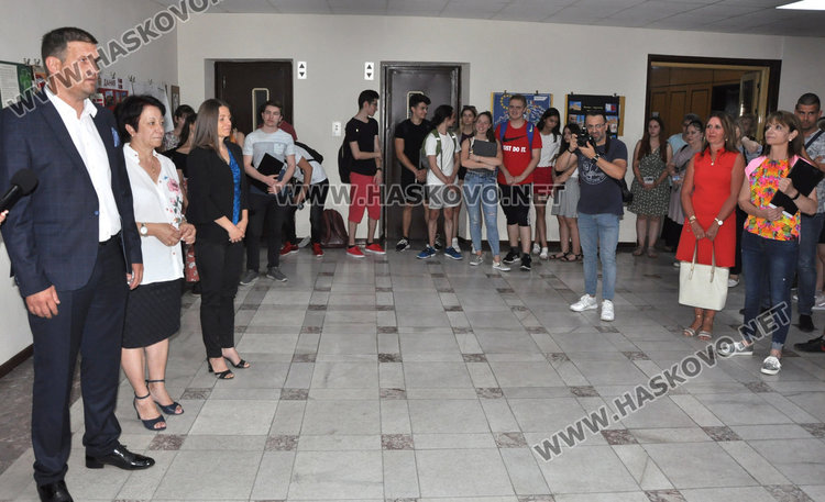 Ученици показаха красотата на Европа в изложба от колажи