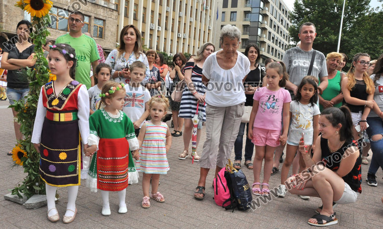 Фолклорен концерт и еньовденска украса в първия ден на "Хасково срещу дрогата"