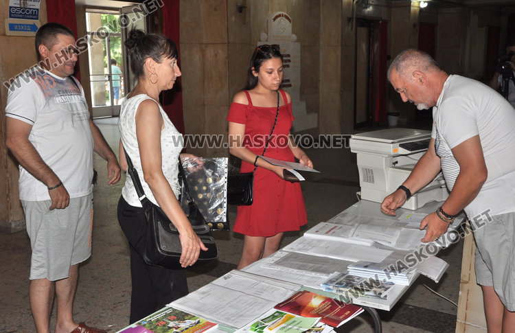 Кандидат-студентите подават документи за 28 университета в „Заря“