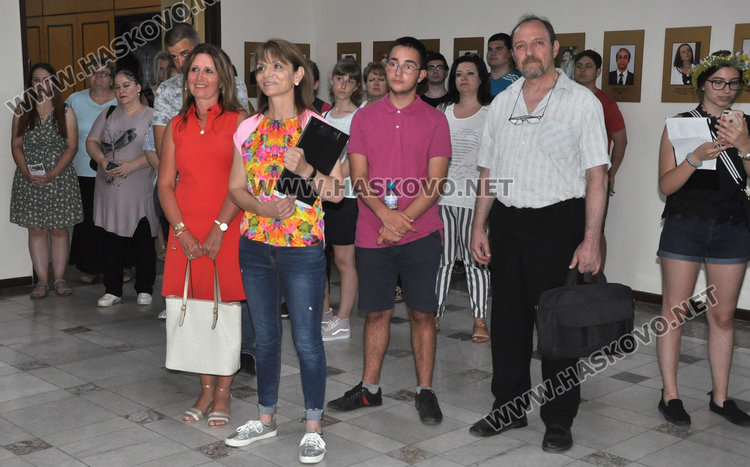 Ученици показаха красотата на Европа в изложба от колажи