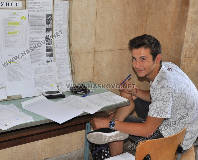 Кандидат-студентите подават документи за 28 университета в „Заря“