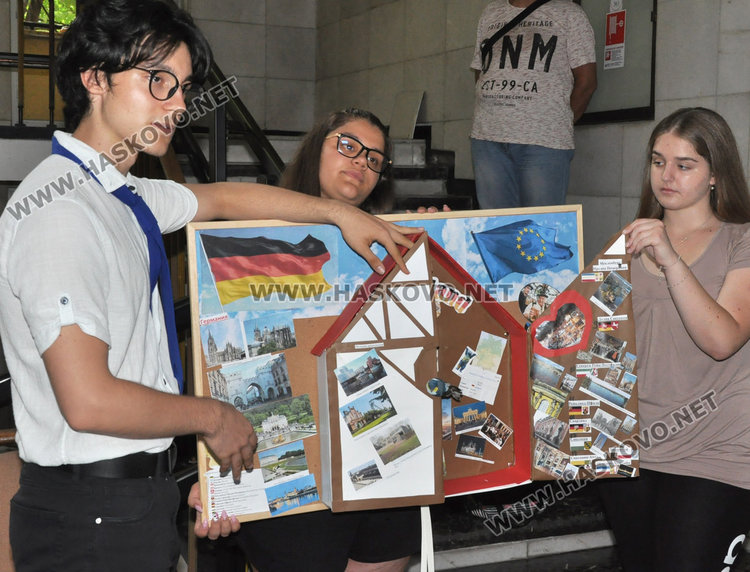 Ученици показаха красотата на Европа в изложба от колажи