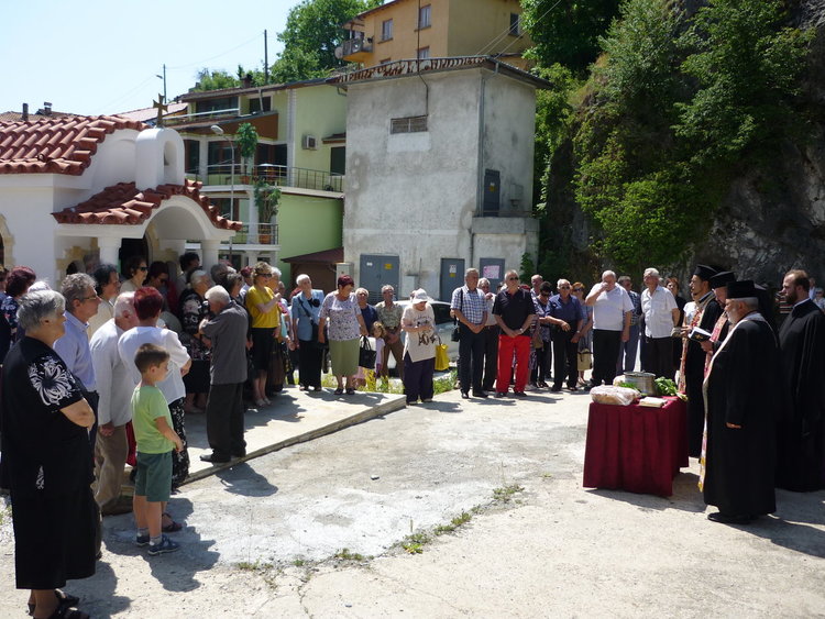 Новооткритият параклис на опасно кръстовище в Смолян, днес чества първи храмов празник