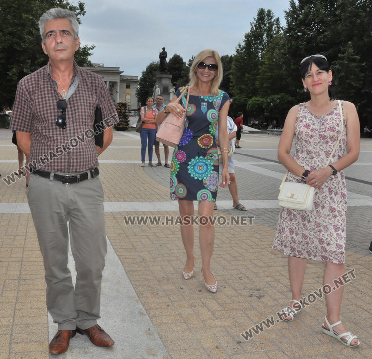 Фолклорен концерт и еньовденска украса в първия ден на "Хасково срещу дрогата"