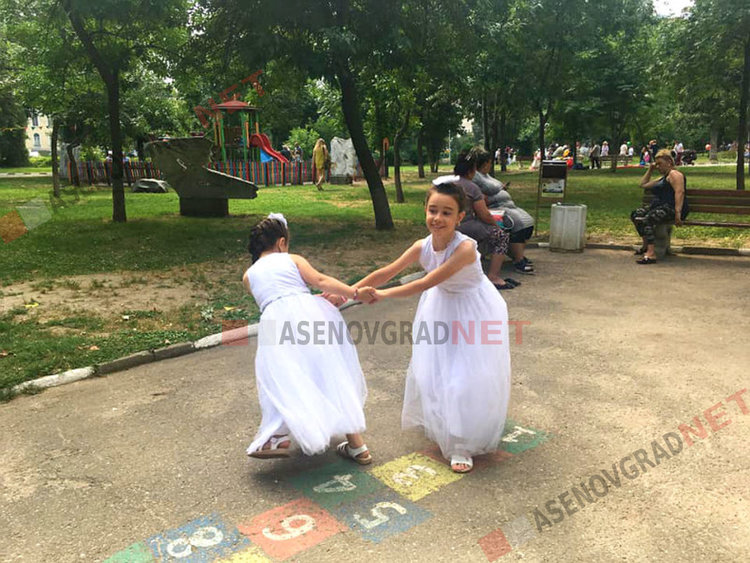 Асеновград озарен за поредна година от малките слънчови невести