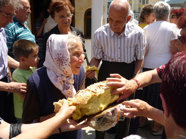 Новооткритият параклис на опасно кръстовище в Смолян, днес чества първи храмов празник