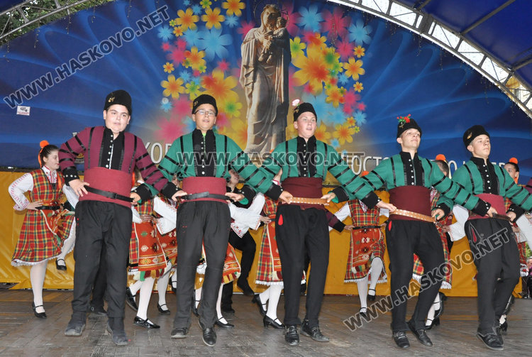 Фолклорен концерт и еньовденска украса в първия ден на "Хасково срещу дрогата"