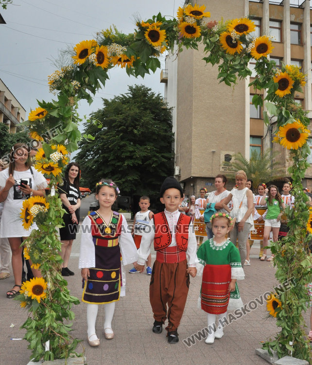 Фолклорен концерт и еньовденска украса в първия ден на "Хасково срещу дрогата"