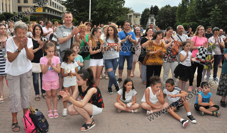 Фолклорен концерт и еньовденска украса в първия ден на "Хасково срещу дрогата"