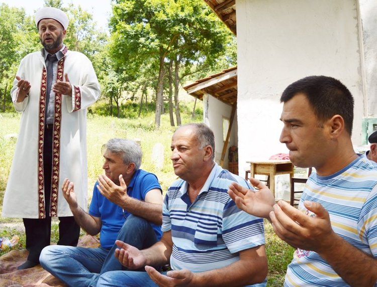 Молитва в джамията „Чубуклу“ до село Водач