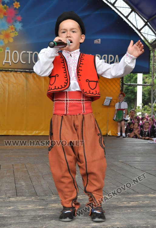 Фолклорен концерт и еньовденска украса в първия ден на "Хасково срещу дрогата"