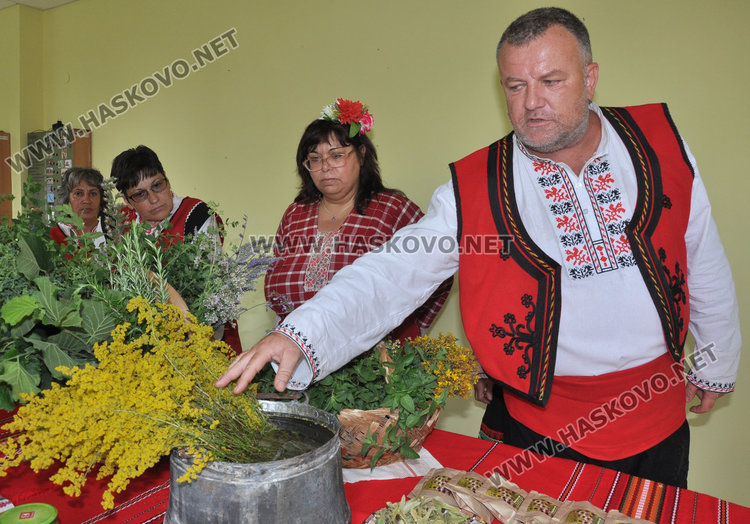 Самодейци набраха букет от билки на Еньовден. Пилите от чая почти не боледуват