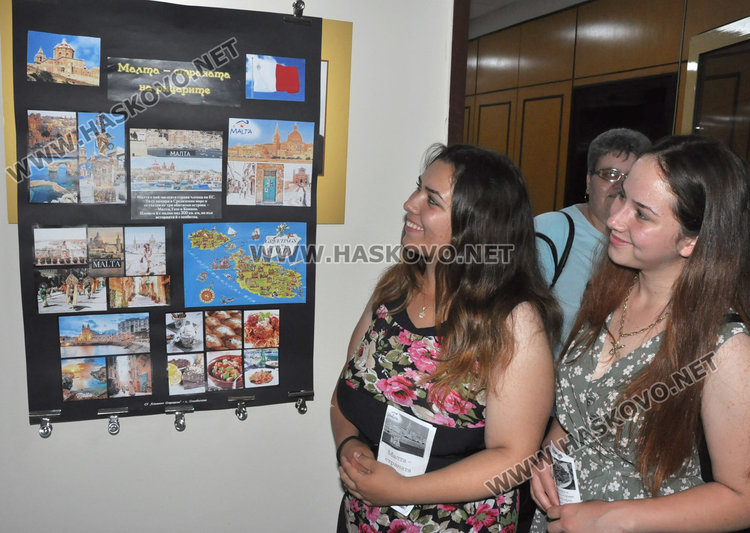 Ученици показаха красотата на Европа в изложба от колажи