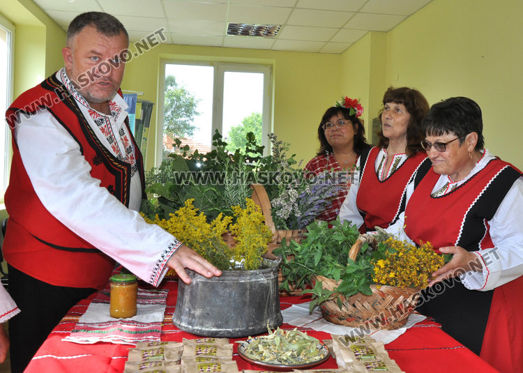 Митко Желязков и някои от самодейките на читалище "Марица-2008"