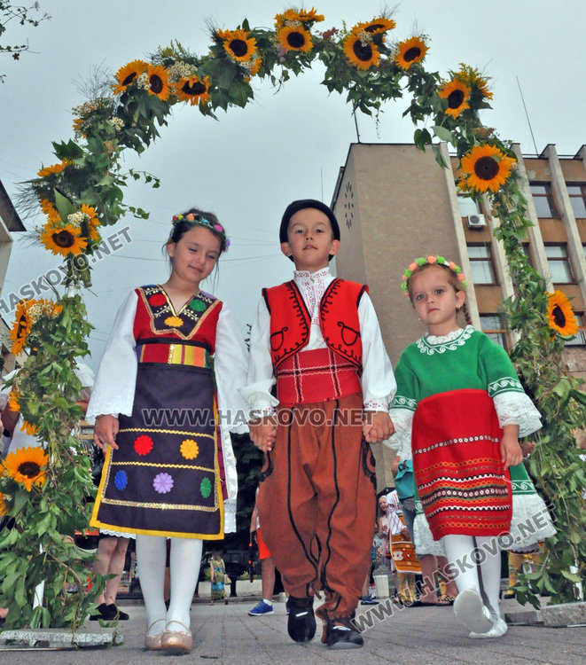 Фолклорен концерт и еньовденска украса в първия ден на "Хасково срещу дрогата"
