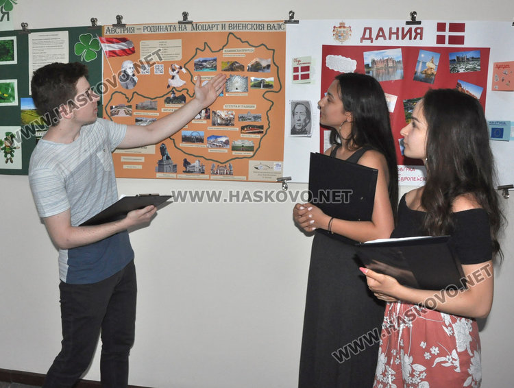 Ученици показаха красотата на Европа в изложба от колажи