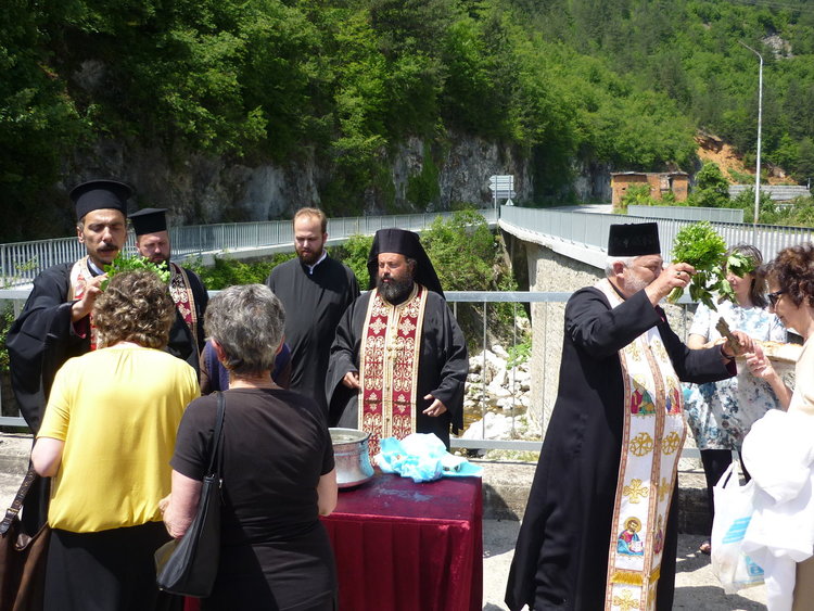 Новооткритият параклис на опасно кръстовище в Смолян, днес чества първи храмов празник