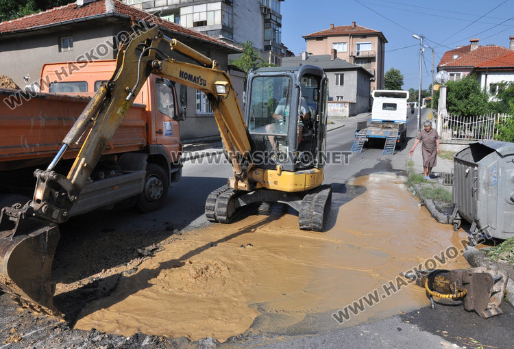 Затвориха "Дунав" заради ВиК аварията, трафик по близките улици в Хасково