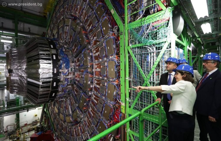 Президентът Радев на среща с българските специалисти в ЦЕРН