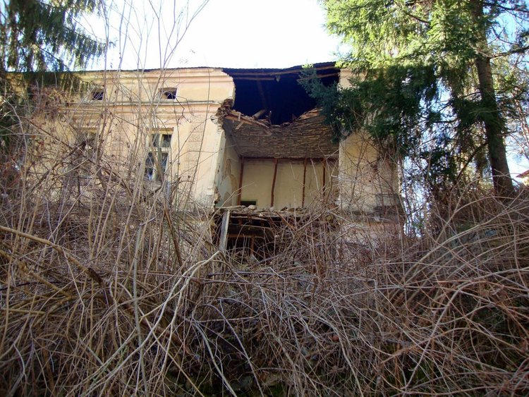 Емблематичната сграда, строена изцяло с дарения, се рушеше постепенно и беше пред срутване